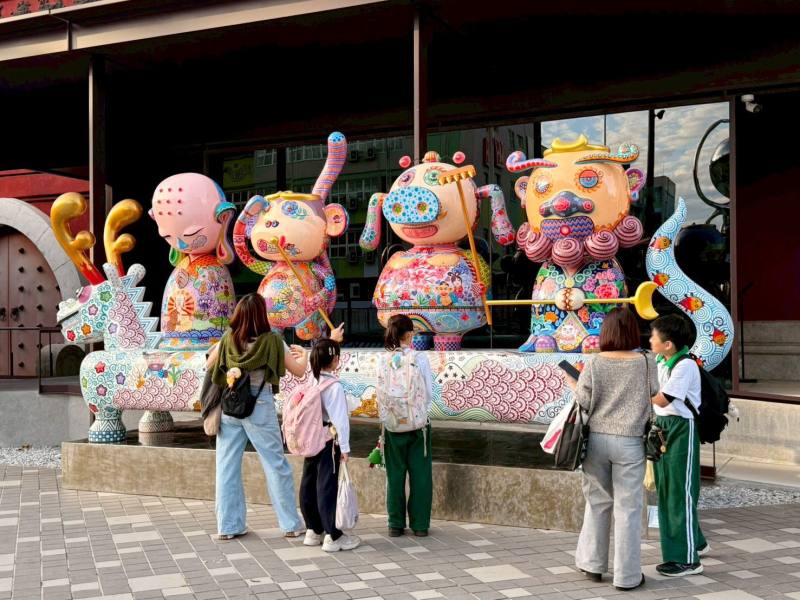 史博館推出《鏡花蟲洞宴》洪易戶外雕塑展，民眾散步南海學園與繽紛作品合拍，喜氣滿滿。（圖為洪易作品「西遊記」）