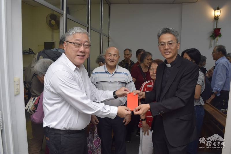 駐阿根廷代表處副參事惠卓岳代表大使謝妙宏致贈紅包祝福