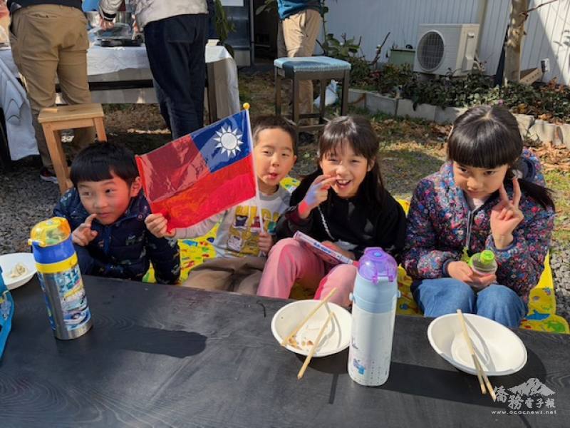 初次見面的小朋友們自己坐一桌