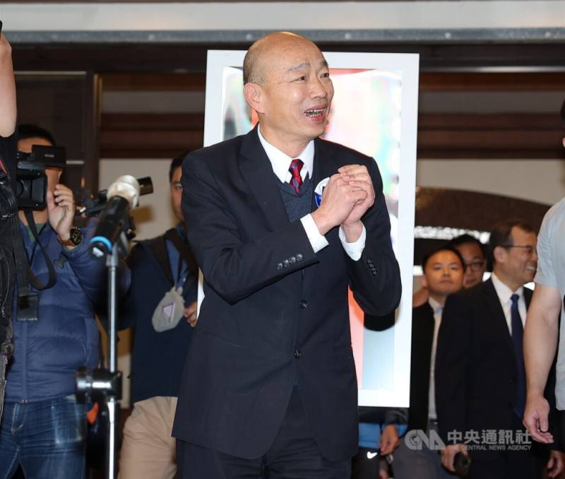 立法院長韓國瑜（中）1月31日在立法院發送限量版的「馬上幸福」春聯，吸引大批人潮排隊領取，韓國瑜也拱手向現場排隊民眾致意。（中央社檔案照片）