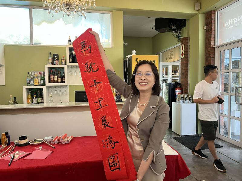 陳瑩莉現場揮毫，以墨香向東倫敦僑胞祝賀新禧