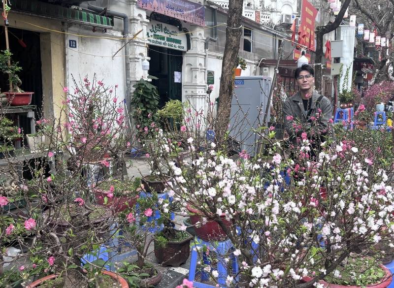 幫父親在老街區花市顧攤的阿維告訴中央社，鮮花是越南春節的重要傳統，北部以桃花為主，南部則是黃梅花。越南人相當看重此習俗，會認真採購花卉。