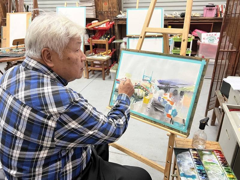 美術系畢業的媒體人賴世榮，退休後重拾畫筆，將生活淬鍊當作原料，調和出豐富的色彩，作品寫意，走畫台灣和他璀璨的後半人生。他說，路能走多遠，就畫多遠