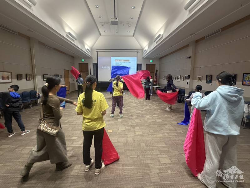 FASCA 學員與其他青年在練習過程中互相提醒動作與節奏，培養默契