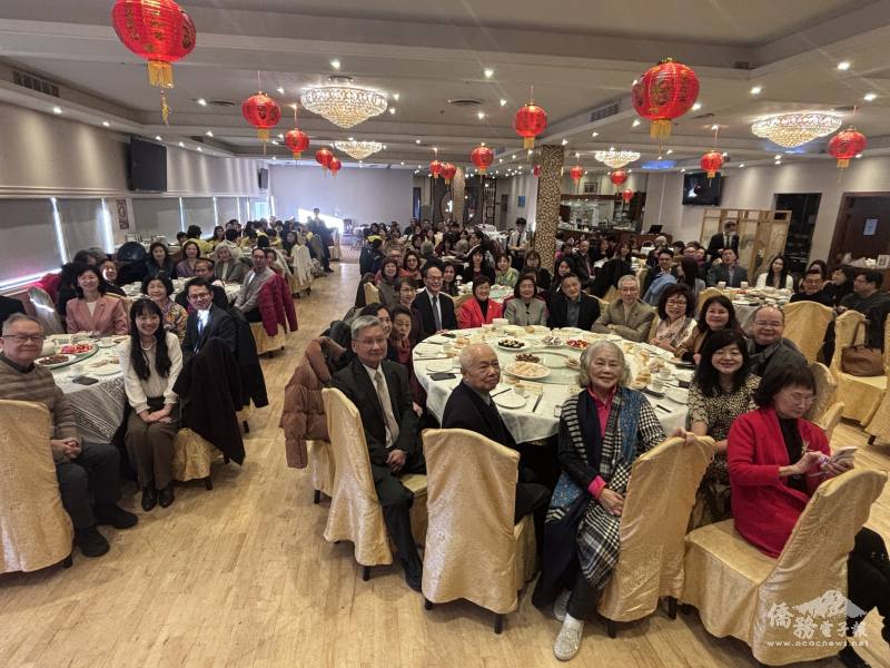 徐佳青與駐加拿大代表曾厚仁伉儷、駐溫哥華辦事處處長劉立欣與150名僑胞提前歡度馬年