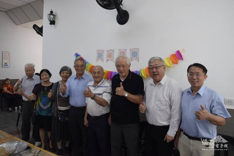 惠卓岳及僑務秘書丁健民與臺灣僑民聯合會志工會員合影