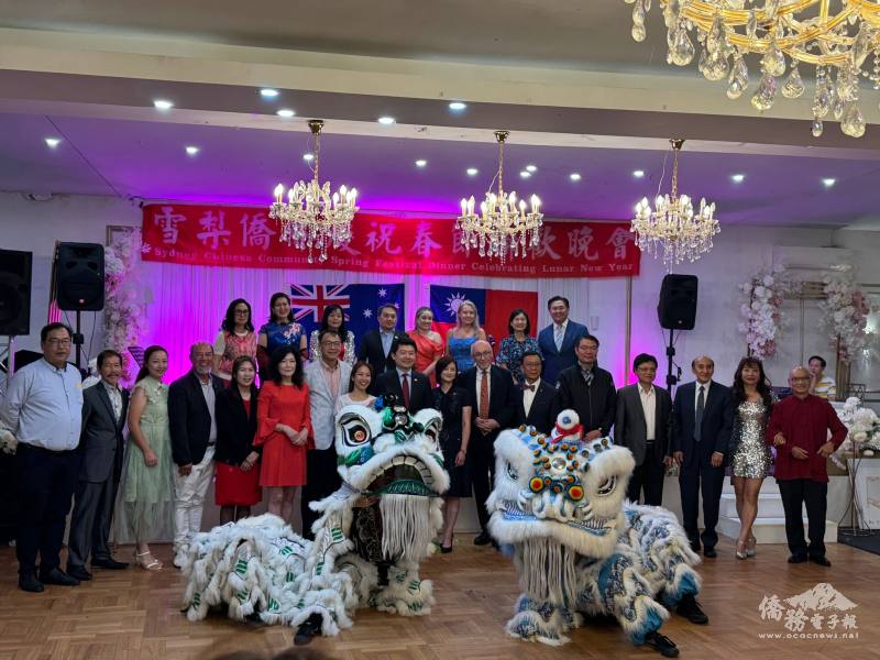 與會嘉賓共同祝賀馬年新春如意