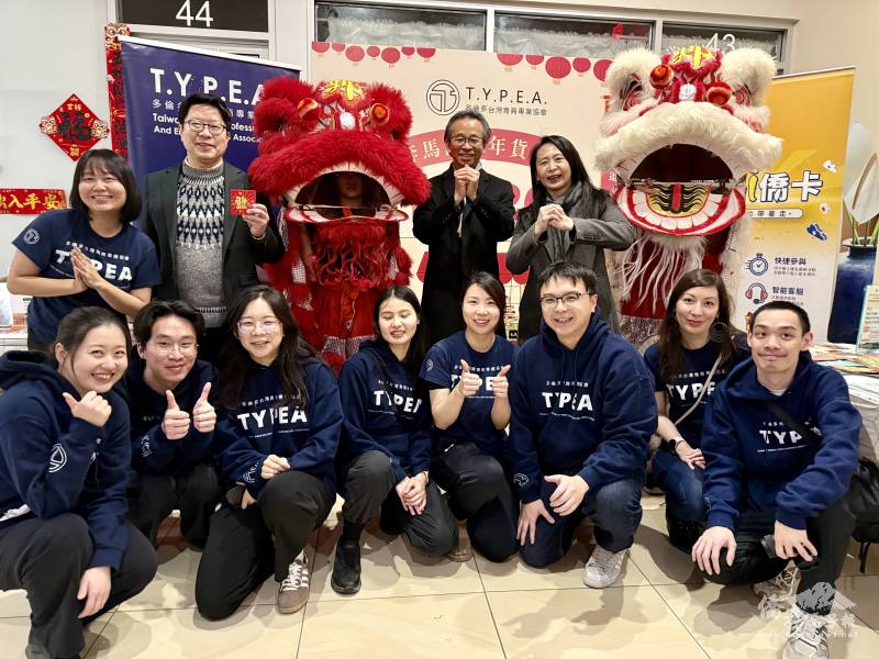 駐多倫多辦事處處長梁毅鵬(後右二)、副組長王慶禎、文教中心藍柏青主任(左二)、多倫多臺灣青商專業協會會長陳彥宇（前右三）及其團隊於《奔馬開春年貨大街》現場合影