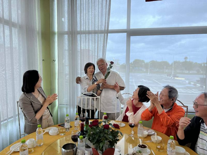 適逢西洋情人節，商會特別準備紅玫瑰送給在場女士，為新春增添甜蜜氛圍