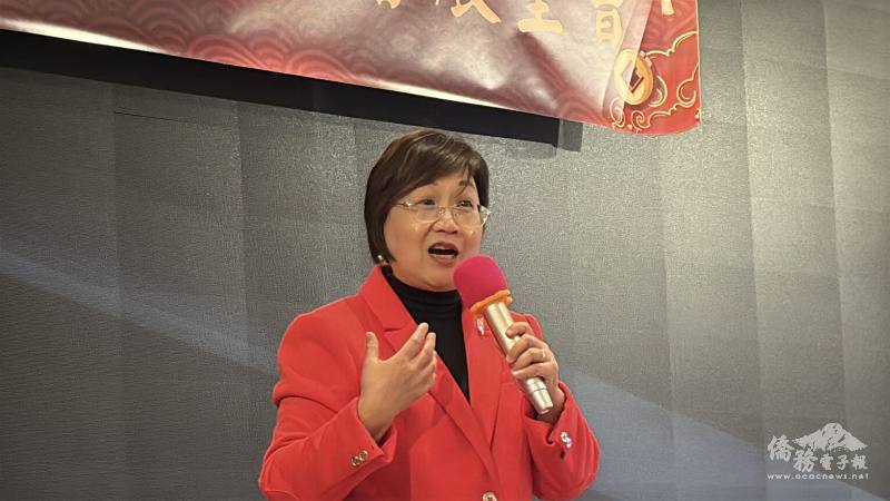 徐佳青14日在溫哥華僑界春節團拜及新年展望茶會中分析僑委會預算及產業趨勢