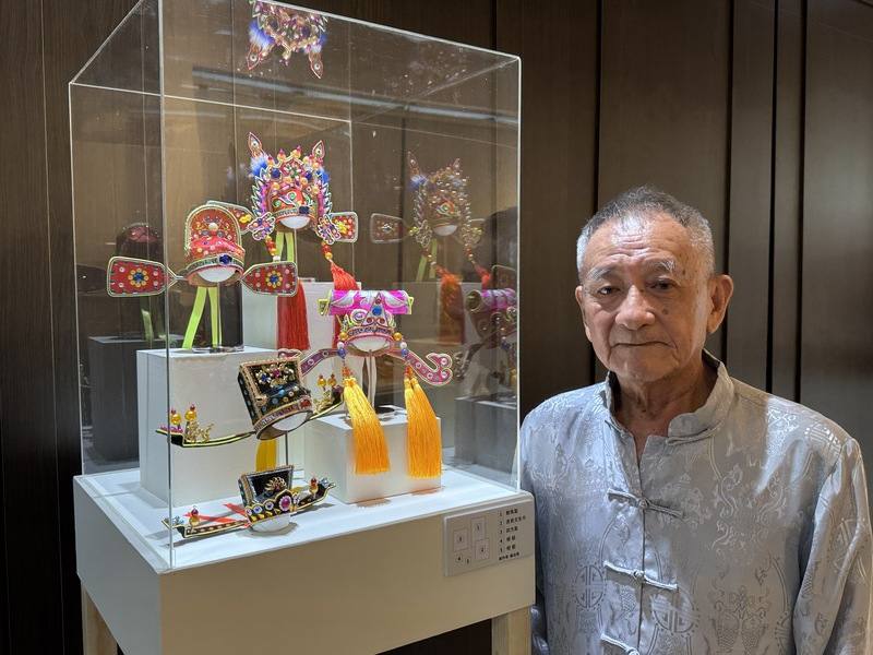 工藝師蘇志榮（圖）從小就對布袋戲情有獨鍾，在12歲時拜師學藝，1979年創立「錦五洲掌中劇團」，以生動的戲偶操作和渾厚的口白聲名遠播。他為了掌中戲偶開始製作頭盔，意外成就了一生工藝。