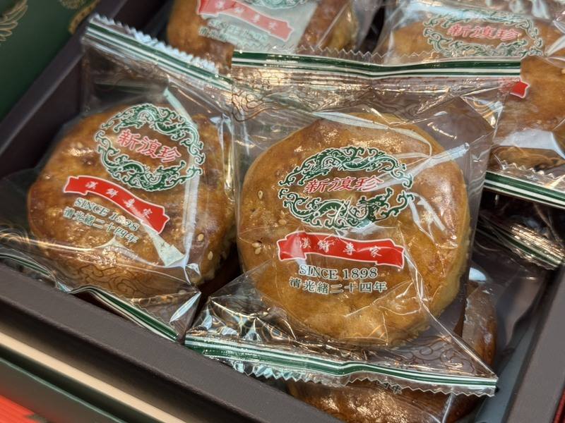 新竹市新復珍商行的人氣餡餅竹塹餅，主要融合蔥香、豬肉與冬瓜泥等，鹹甜的滋味成為許多民眾年節拜拜、贈禮的人氣單品