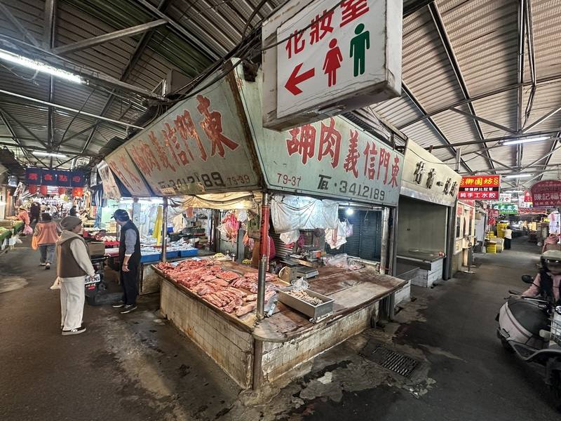 台北市政府規劃改建近百年歷史的台北市東門市場，興建為地上11樓、地下4樓的大樓，預計2030年完工。圖為東門市場大門招牌。