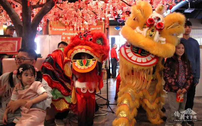 家長、小朋友開心地和一對祥獅合照