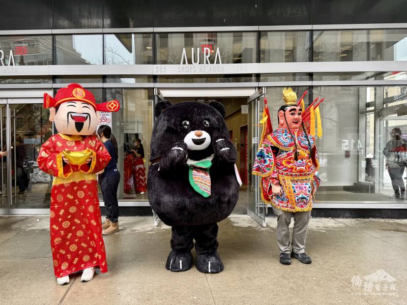 財神爺、臺灣黑熊與電音三太子在年貨大街出巡帶來喜氣
