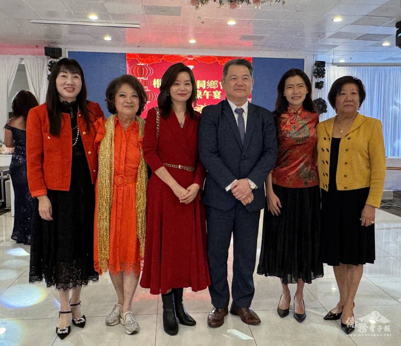 駐洛杉磯辦事處處長紀欽耀夫婦(中) 及爾灣市議員劉令淳（右二）出席柑縣臺鄉會2026新年辦桌午宴