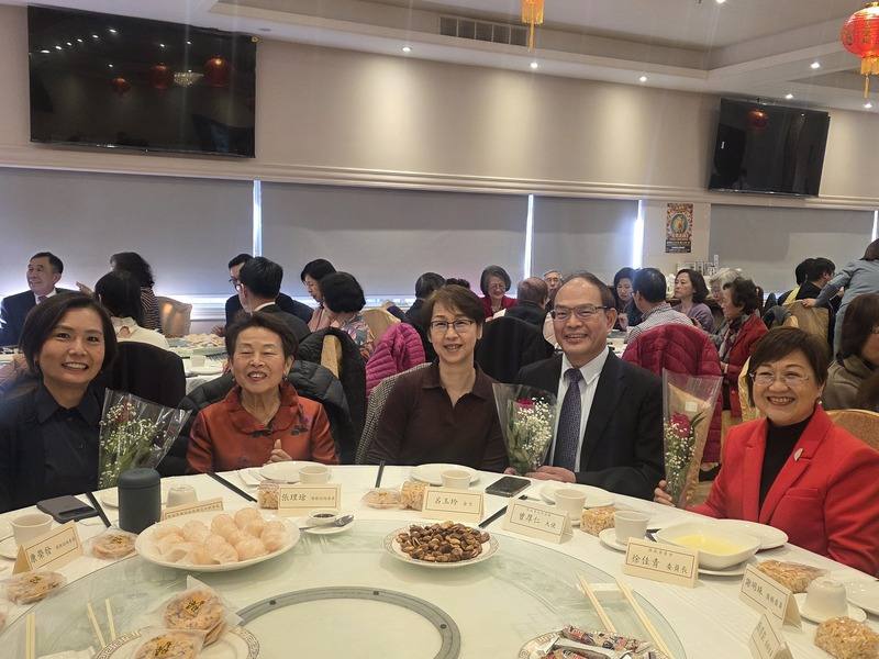 溫哥華僑界新春活動適逢情人節，（右起）僑委會委員長徐佳青、駐加拿大代表曾厚仁和夫人呂玉玲、行政院顧問張理瑲、駐溫哥華辦事處處長劉立欣也祝福僑胞天天甜蜜。