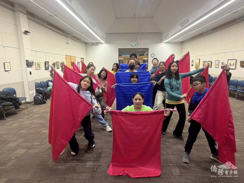 全體學員與海外文化種子教師合影，紀錄軟旗體驗活動