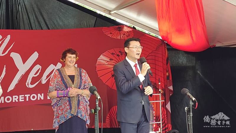 范厚祿處長(右)與昆士蘭州多元文化廳長Fiona Simpson(左)向大家祝賀新年