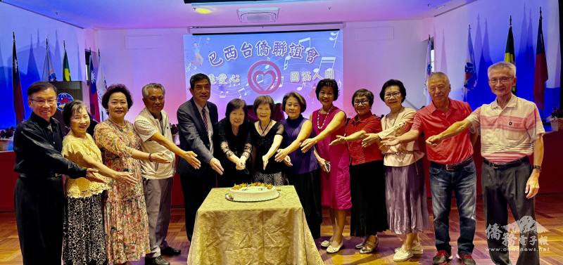 貴賓、理監事們、壽星合切春節快樂蛋糕