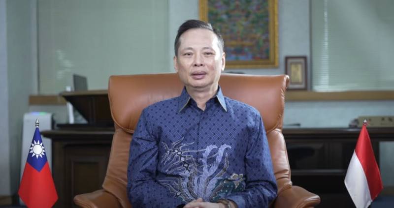 駐印尼代表洪振榮以印尼語、英語及華語3種語言祝賀農曆新年快樂。（圖取自facebook.com/TETOinIndonesia）