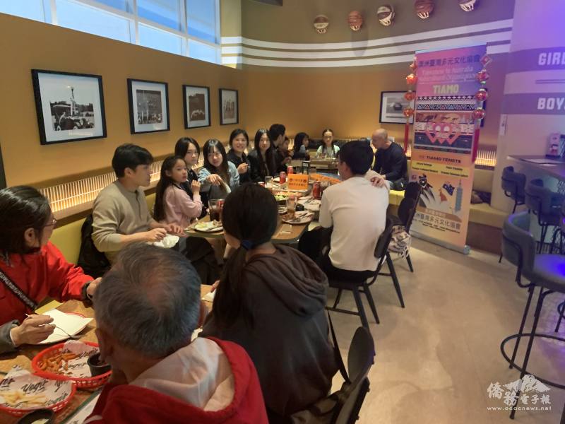 會員們互道新年快樂聯繫感情