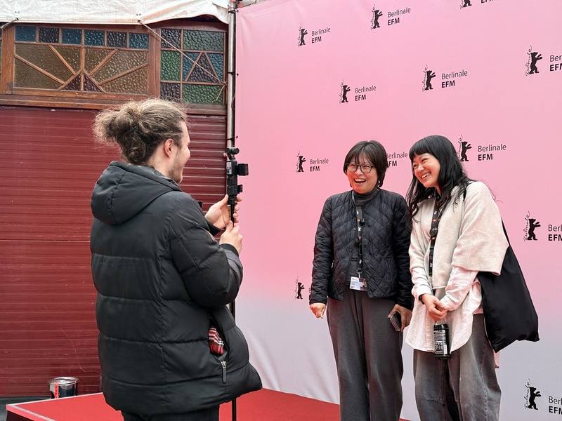 台灣影視創作者於柏林影展歐洲電影市場展（EFM）期間，與國際影視從業者交流互動並接受拍攝，展現台灣影視團隊在國際市場的能見度與合作潛力。