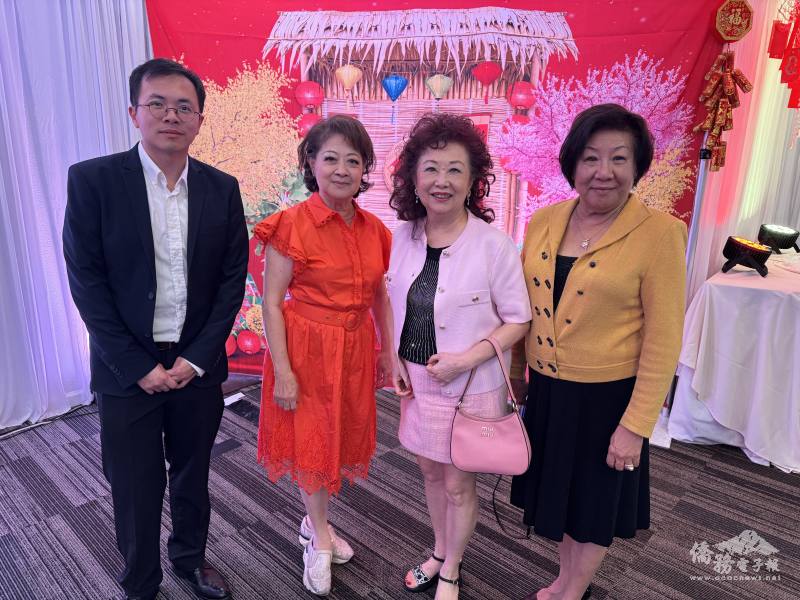 柑縣臺鄉會會長張欣珠（左二）、僑務諮詢委員林翠雲（右二）、副會長李彩儀（右一）及臺美史料中心執行長謝明儒分享臺灣辦桌文化