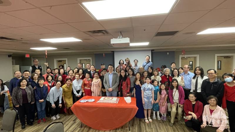 現場參與貴賓與僑民大合照