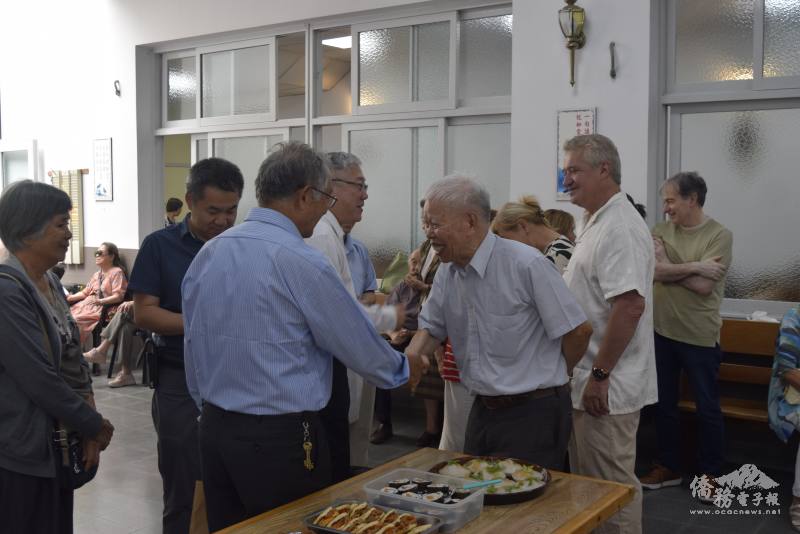 僑民們歡聚互動交流，互道新年快樂