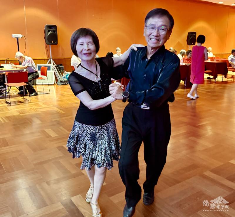 舞蹈老師林俊傑僑務諮詢委員（右）和名譽會長張玉英僑務顧問（左）示範國標舞