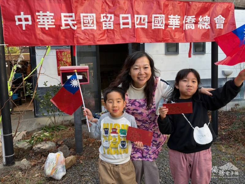 收紅包都手不離國旗的小朋友們