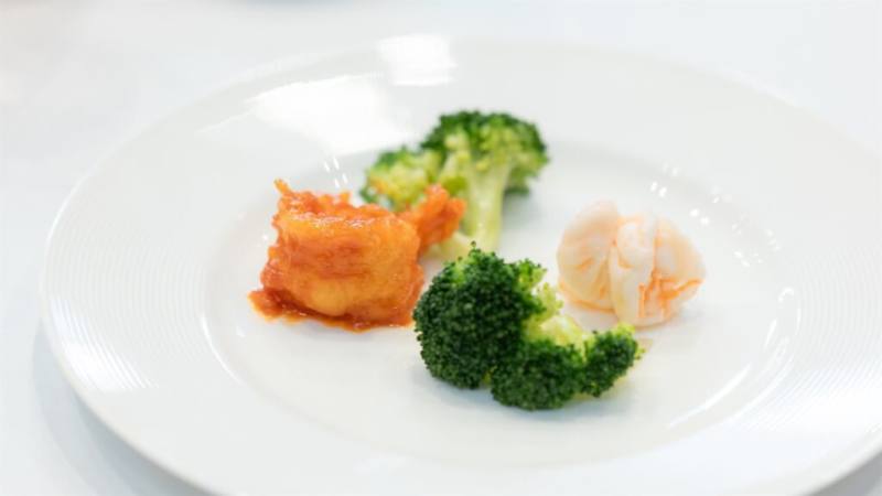 總統府第三局長古文劍表示，台灣多元文化底蘊深厚，菜色能融合原住民、來台先民、日本、中國大陸及歐美等多國飲食特色，廚師們的精湛廚藝與創意巧思，讓政府能自信接待世界各國貴賓。圖為國宴「鴛鴦蝦球」讓瓜地馬拉總統驚豔不已。（總統府提供）