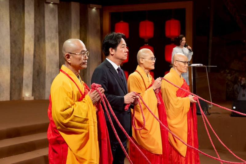 16日是農曆除夕，賴清德總統晚間出席「法鼓山除夕撞鐘‧為世界祈福活動」，祈願世界和平，國泰民安