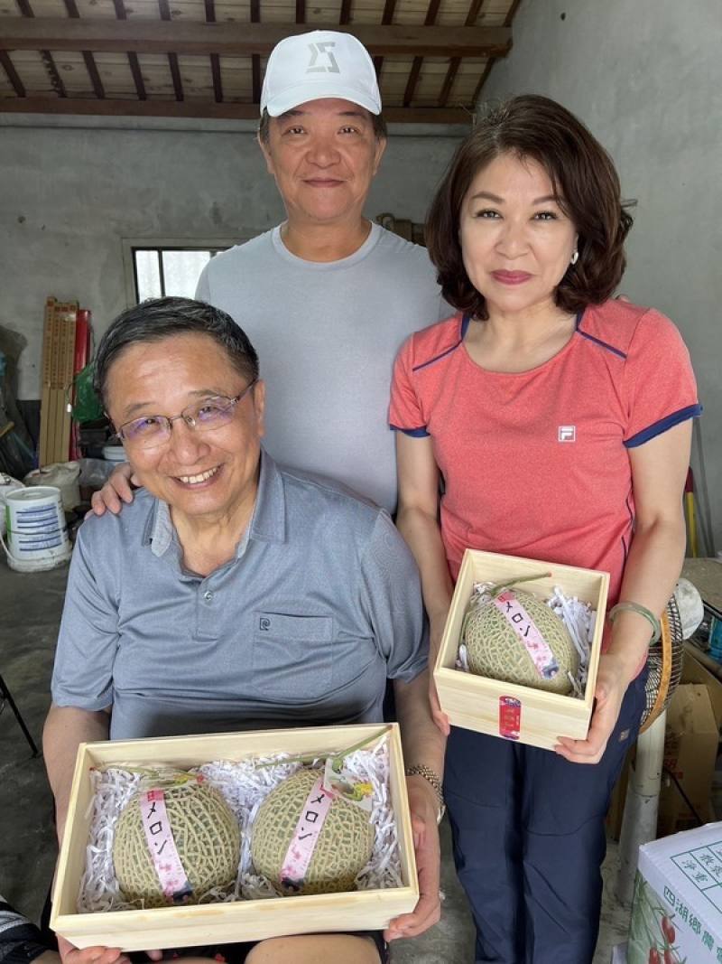 北市退休警察陳國慶（中）自小就愛種菜，退休後拜師苦學種洋香瓜，歷經歷經兩次敗北慘賠再進修，終於豐收果實。（陳國慶提供）