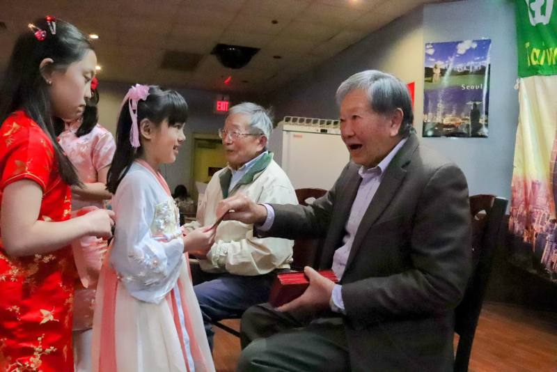 孩子跟同鄉會的爺爺們拜年領紅包