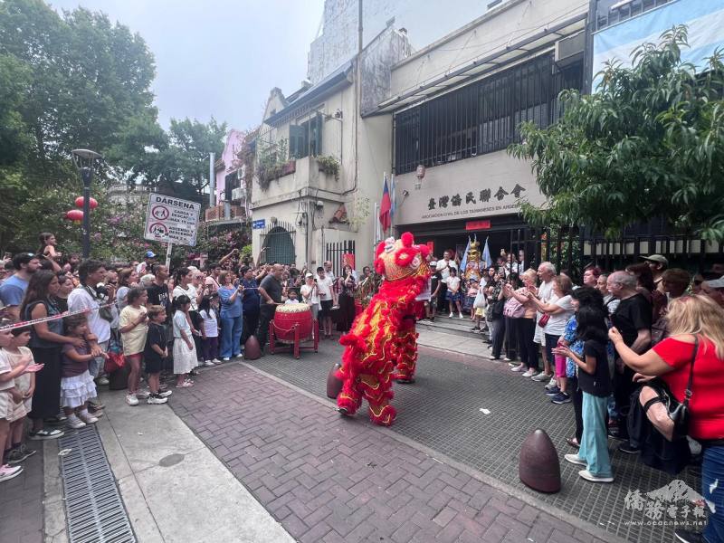 祥獅獻瑞慶馬年