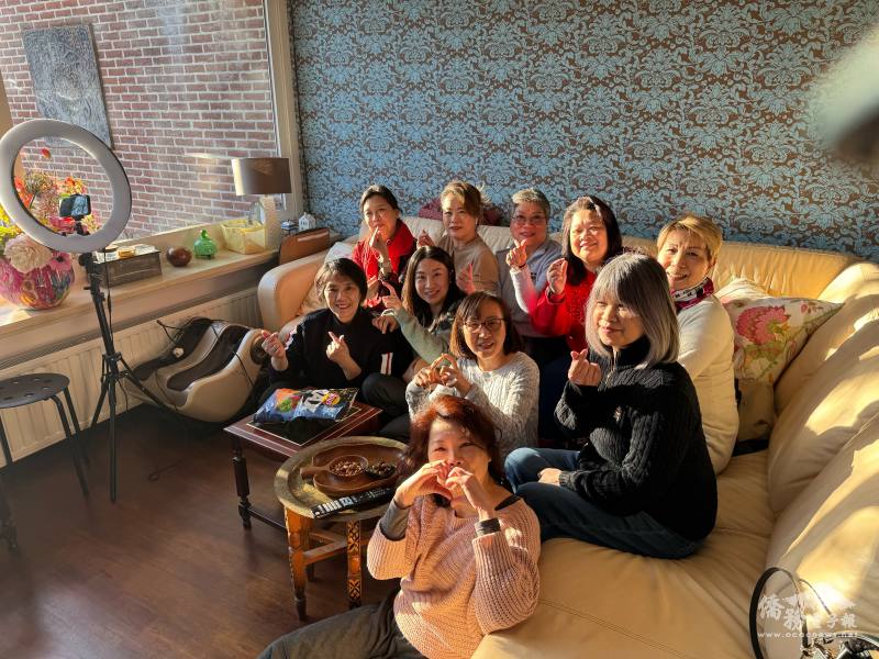 上層左二為世華工商婦女企管協會荷蘭分會籌備會召集人：林僑務諮詢委員婉叡