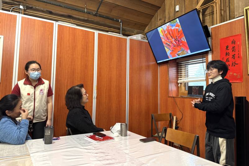 講師講評學員的攝影照片