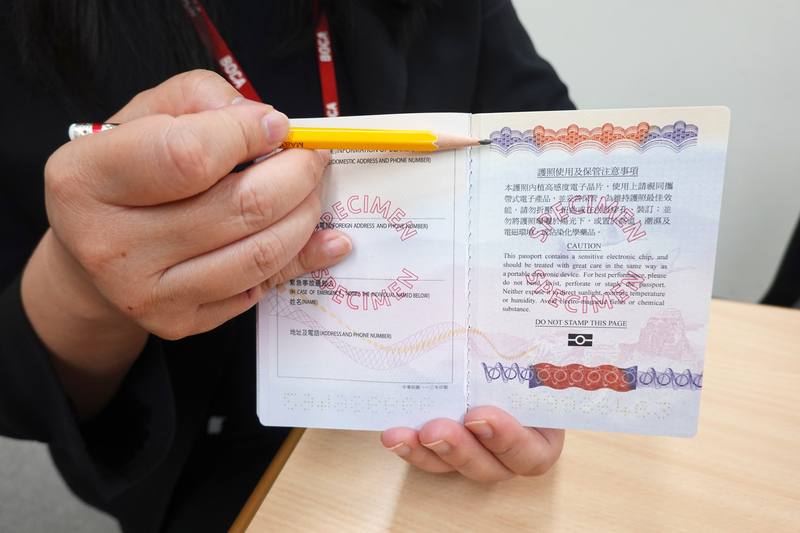 晶片護照讓民眾出國更便利，而晶片放在護照封底頁左上角，還有一圈感應用的線圈，一旦線圈被折斷，就會影響晶片感應與資料讀取。中央社記者楊堯茹攝