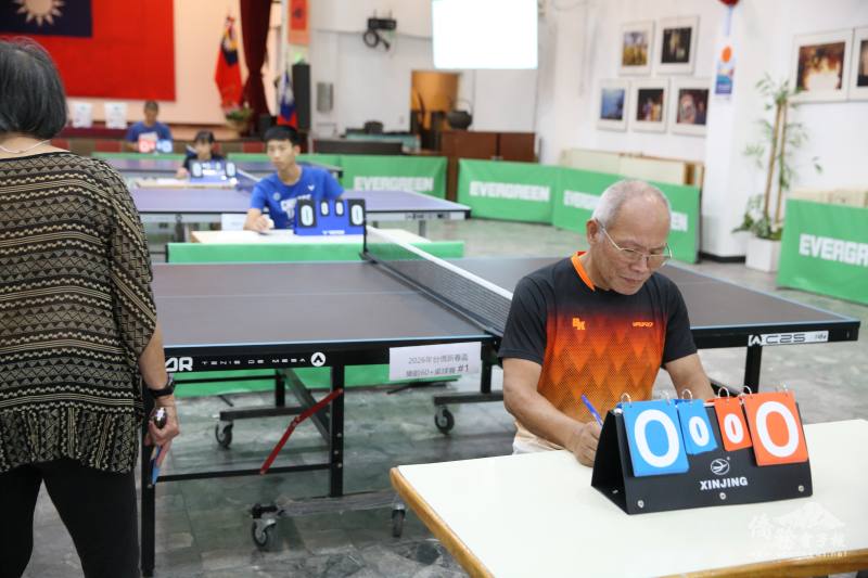 四位裁判就定位，拉開比賽序幕