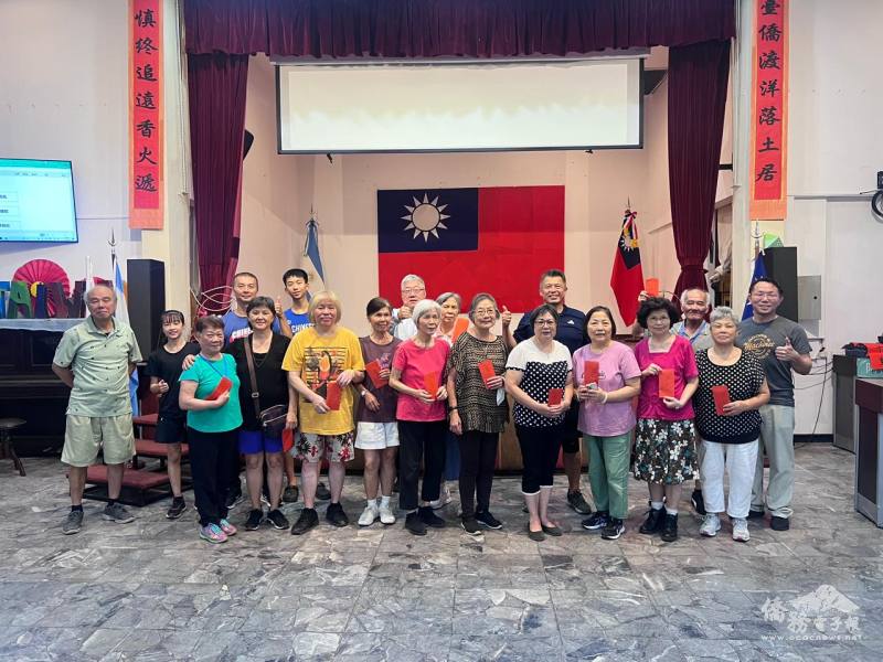 賽後各選手與裁判合影