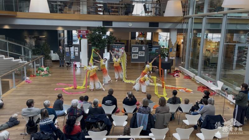 精彩的彩帶舞蹈表演，觀眾看得目不轉睛。