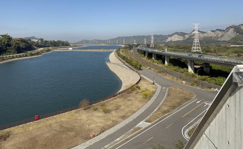 經濟部水利署中區水資源分署在南投縣草屯鎮烏溪建鳥嘴潭人工湖（圖），水域面積110公頃（約日月潭1/7），是全國最大人工湖。中央社記者蕭博陽攝