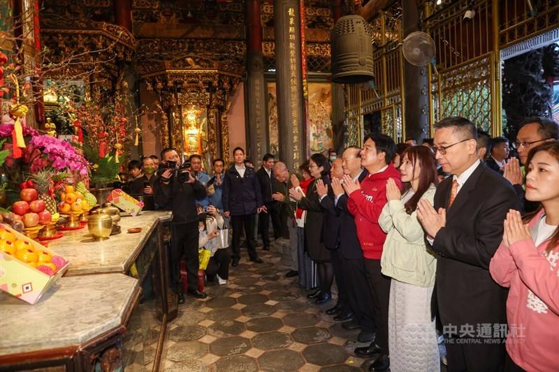 President Lai Ching-te (賴清德), accompanied by politicians such as Democratic Progressive Party (DPP) Legislator Wu Pei-yi (吳沛憶) and the ruling party's Secretary-General Hsu Kuo-yung (徐國勇), led Lunar New Year prayers at Taipei's Longshan Temple.