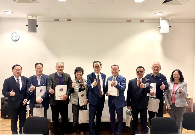 谷瑞生頒長青貢獻獎予服務僑社多年的僑領