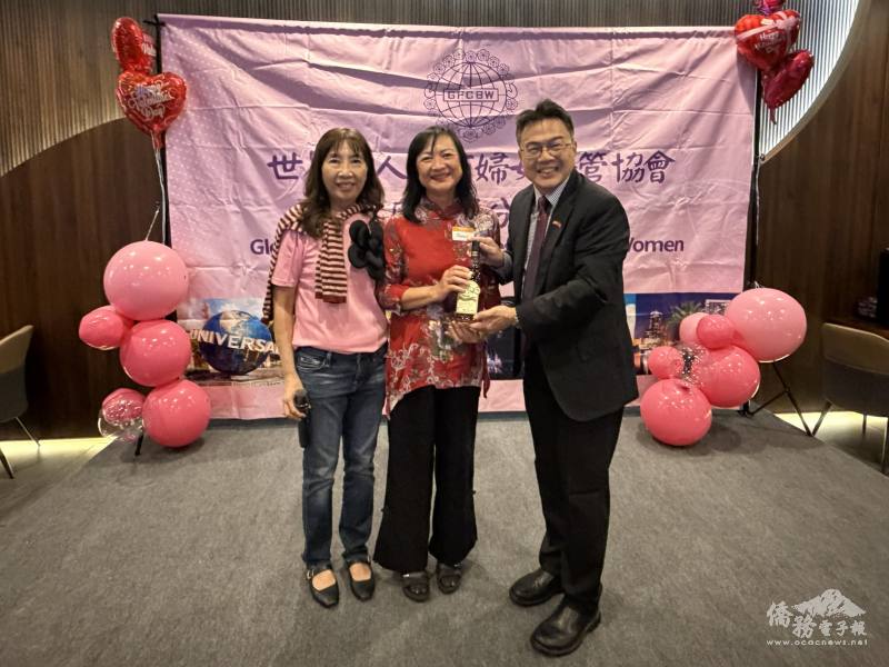 周啟宇(右1)贈禮予世華奧蘭多分會會長黃百齡(左1)等