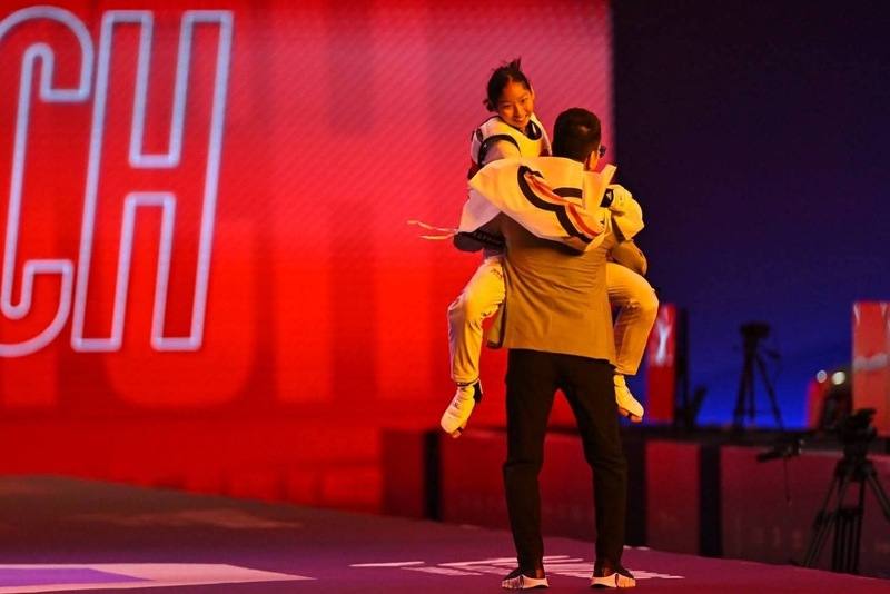 台灣跆拳道新星劉侑芸（左），去年在世界錦標賽摘下女子49公斤級金牌，賽後興奮與教練蘇泰源（右）相擁，她受訪時表示，這面金牌對新賽季增添信心。（教練蘇泰源提供）