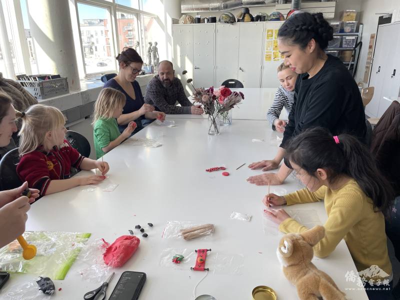 臺僑第二代Marli（右一）一起參與黏土鞭炮的製作。劉孟圓（右二）擔任教學。