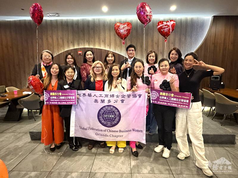 杜戎珄與世華奧蘭多分會會長黃百齡及幹部合影